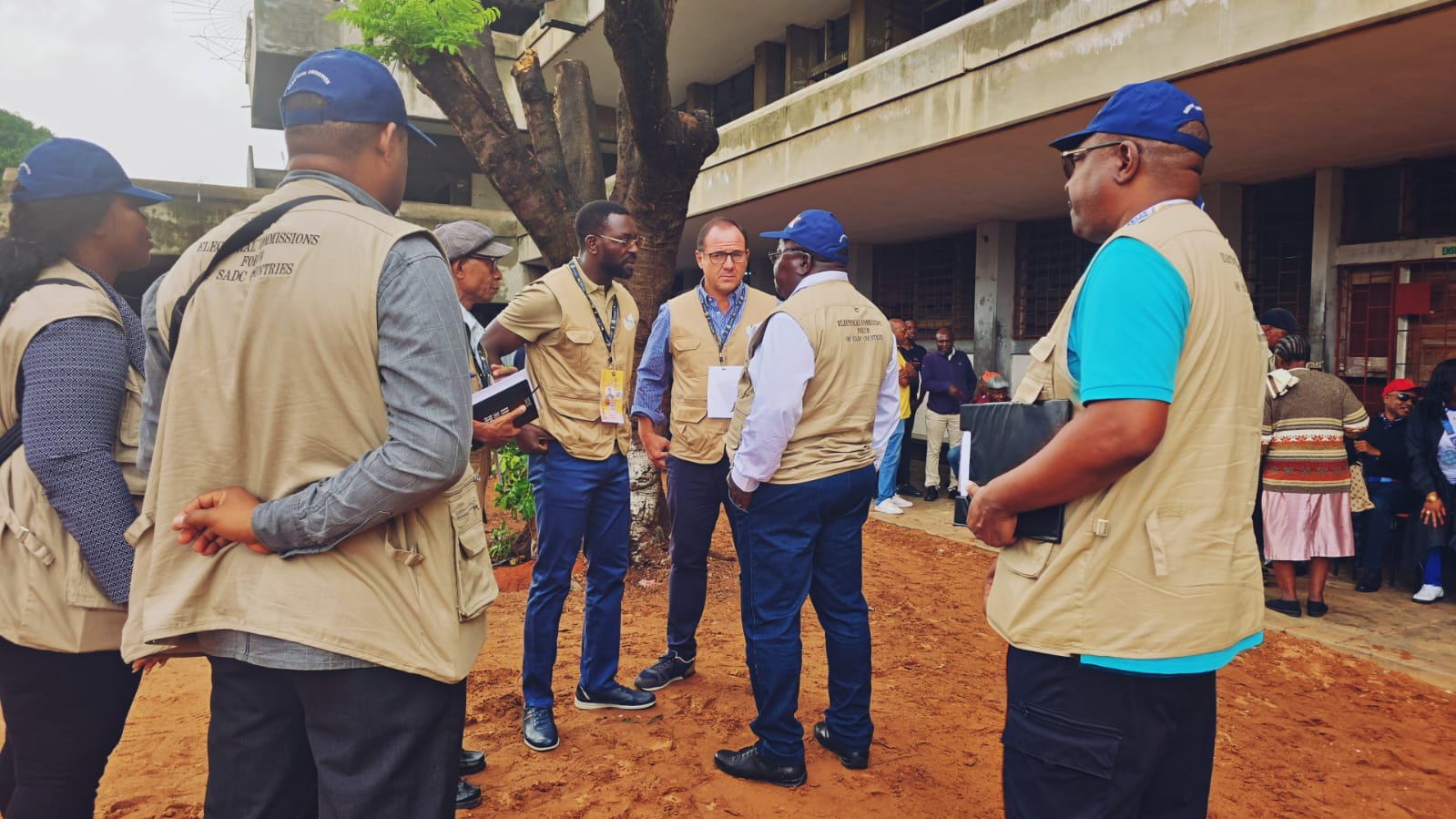 Chuva registada nas primeiras horas em Maputo não inibiu os eleitores